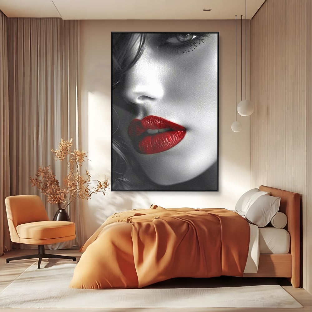 Tablou canvas cu portret feminin alb-negru cu buze rosii, in rama de aluminiu negru, pe perete intr-un dormitor